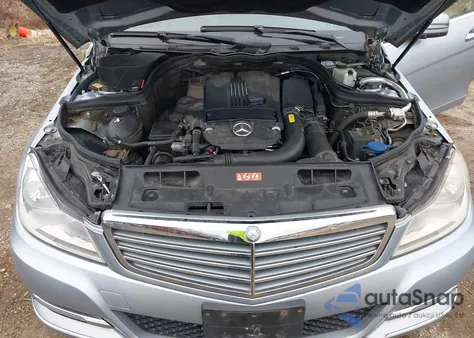 2013 Mercedes-Benz C 250 Luxury z USA, uszkodzony, nr VIN WDDGF4HB7DF974027